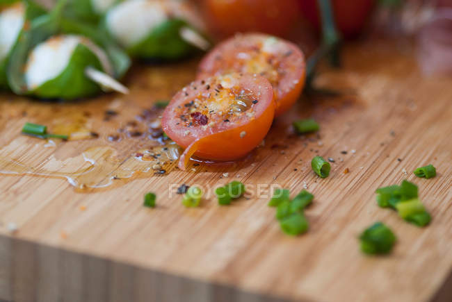 Tomates com temperos, óleo e cebola — Fotografia de Stock