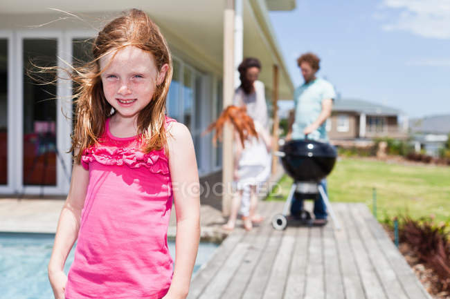 Дівчина посміхається на задньому дворі патіо — стокове фото