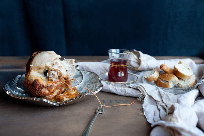 Piatto di pollo con pane e vino — Foto stock
