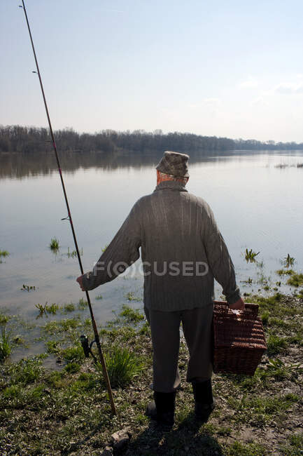 Senior Homme adulte par rivière — Photo de stock