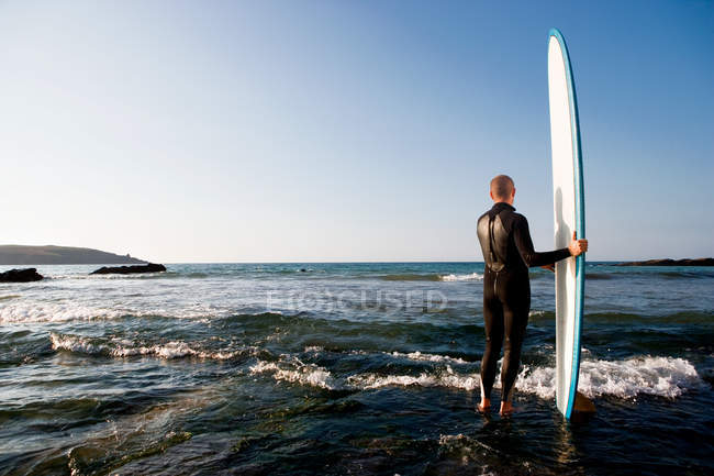 Mann steht im flachen Wasser — Stockfoto