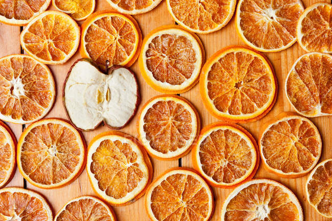Сушеные оранжевые и яблочные ломтики — стоковое фото