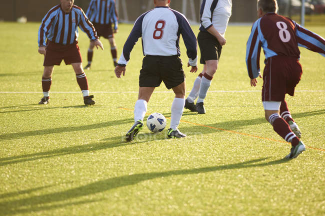Jogador de futebol com posse de bola no campo — Fotografia de Stock