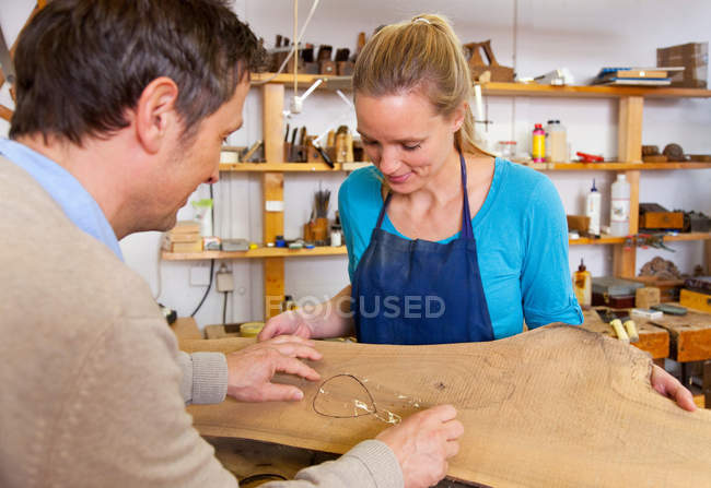 Carpinteiro e assistente de trabalho na loja, foco seletivo — Fotografia de Stock