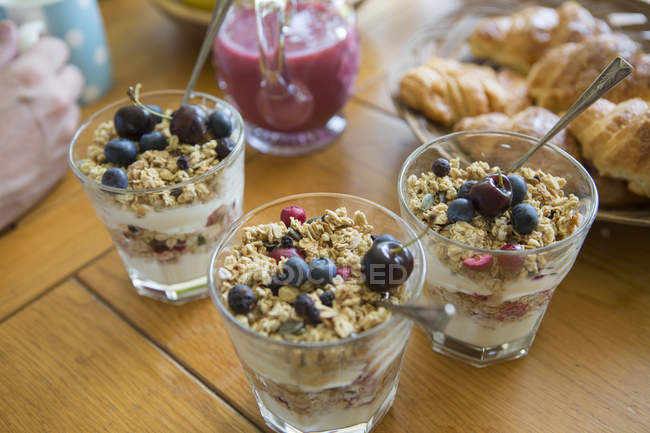 Homemade granola with berries in glasses on table — Stock Photo