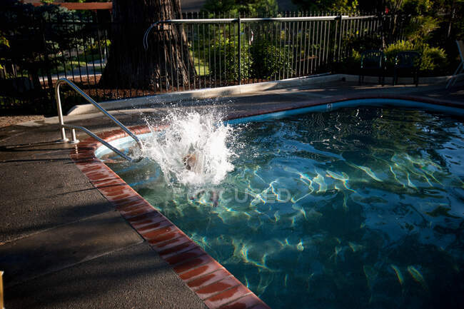 Persona buceando en la piscina - foto de stock