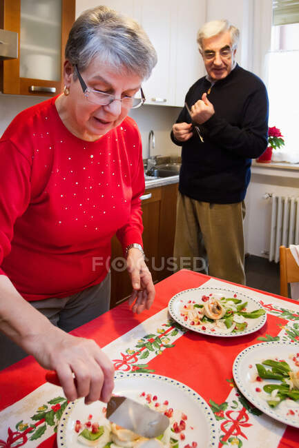 Älteres Paar beim gemeinsamen Essen — Stockfoto