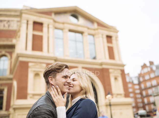 Romantic young couple outside Albert Hall, London, England, UK — Stock Photo