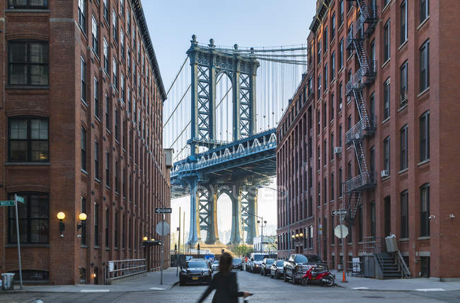 Manhattan Bridge and apartment buildings, New York, USA — Stock Photo