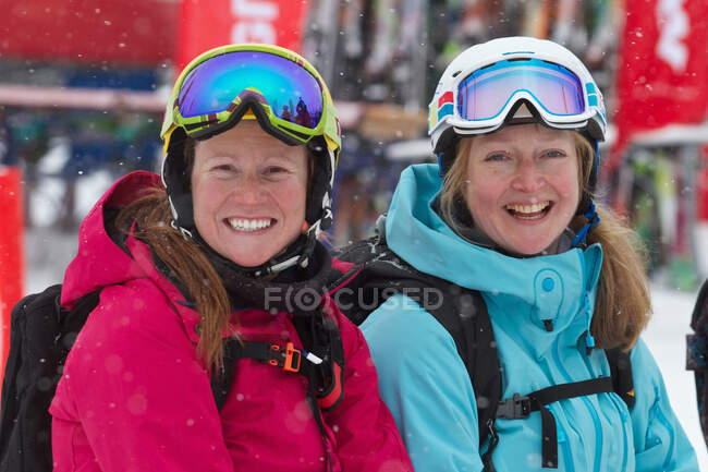Donne in vacanza sugli sci a Kuhtai, Austria — Foto stock
