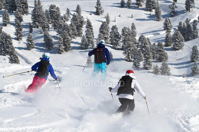 Gruppo di amici che sciano sulla neve fresca a Kuhtai, Austria — Foto stock