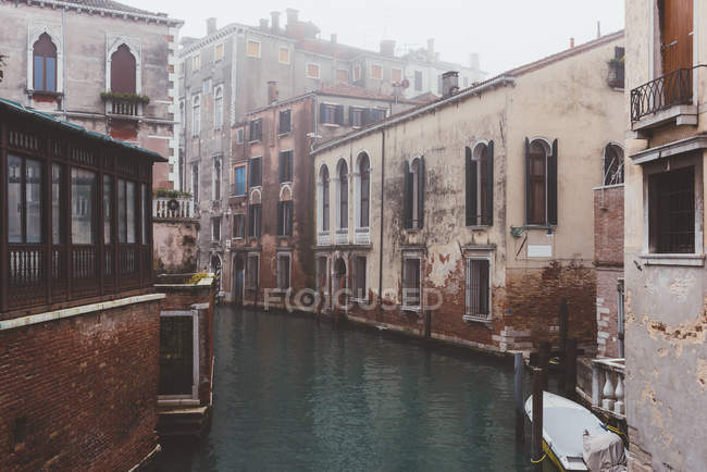 Veduta del canale nebbioso e dei vecchi edifici, Venezia, Italia — Foto stock