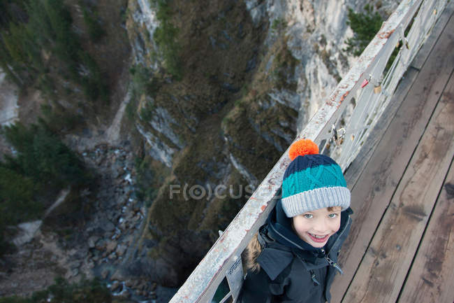 Junge steht auf Holzsteg — Stockfoto