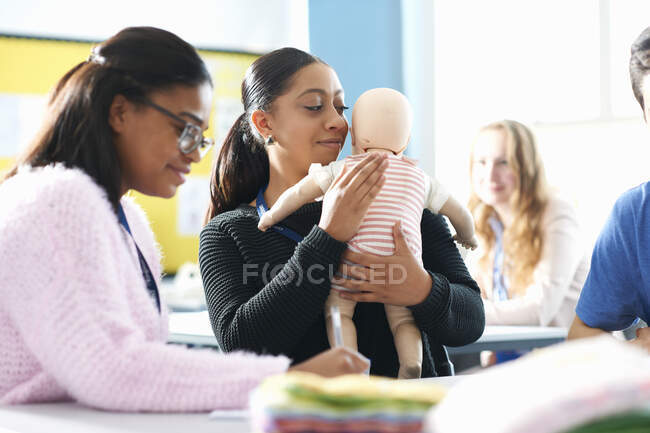 Estudiantes universitarios en clase de cuidado infantil - foto de stock