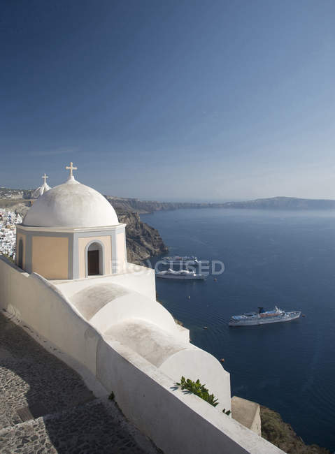 Vista da igreja lavada branca e ferries do mar, Oia, Santorini, Cyclades, Greece — Fotografia de Stock