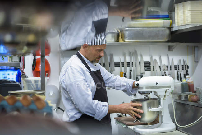 Chef mistura comida na cozinha tradicional restaurante italiano — Fotografia de Stock