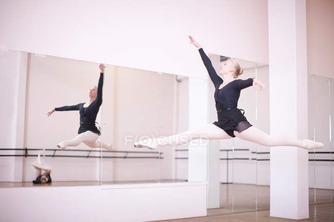 Ballerina practicing mid air jump — Stock Photo