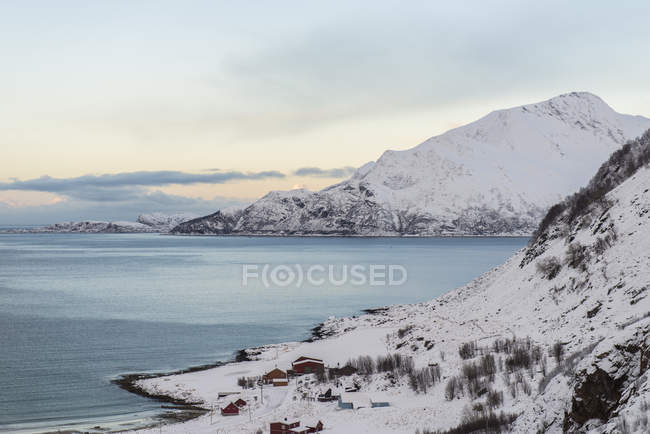 Montañas nevadas en fiordo - foto de stock