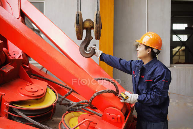 Arbeiter mit Ausrüstung in der Kranfertigung, China — Stockfoto