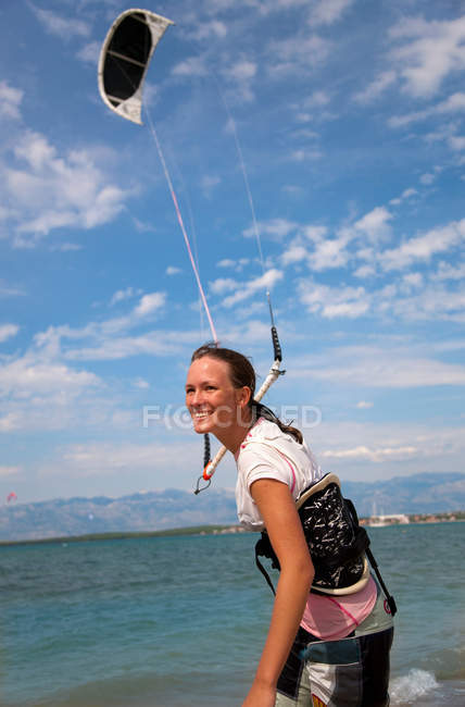 Kitesurfer ficando papagaio pronto — Fotografia de Stock