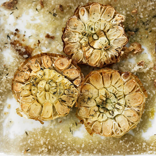 Жареные луковицы чеснока — стоковое фото