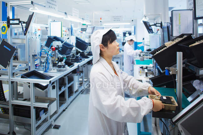 Arbeiter in einer Fabrik für Kleinteile in China — Stockfoto