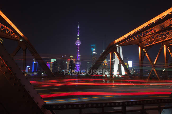 Coches que viajan a través del puente por la noche, larga exposición, Shanghai, China - foto de stock