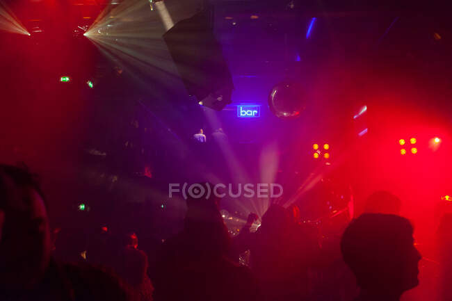 Нічний клуб сцена з людьми танцюють, диско м'яч, освітлювальне обладнання — стокове фото
