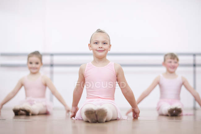 Ballerine in posa sedute sul pavimento — Foto stock