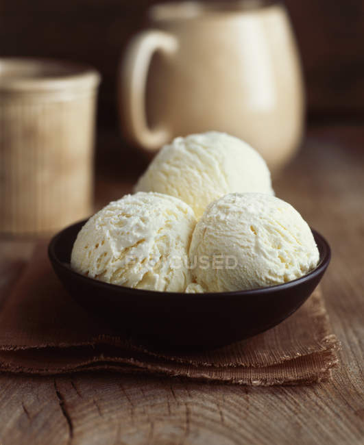 Primer plano de helado de lujo de vainilla orgánica en la mesa - foto de stock
