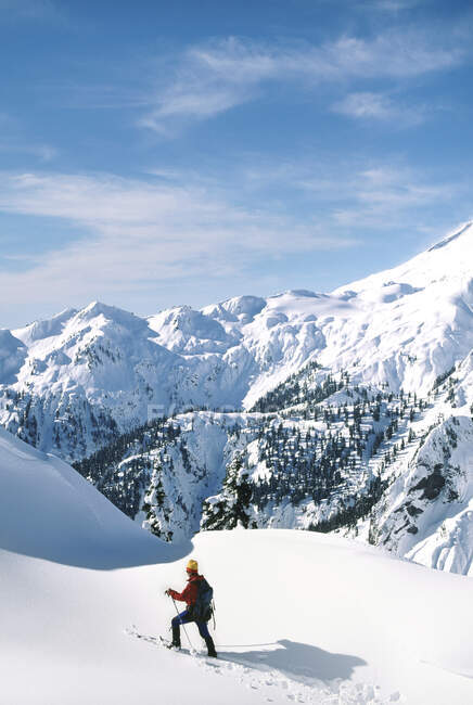 Vue grand angle de la personne qui skie en montagne pendant la journée — Photo de stock