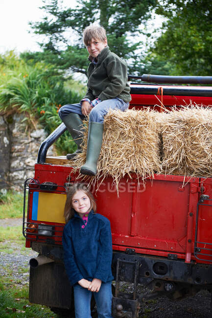 Kinder mit 4x4 Landrover — Stockfoto