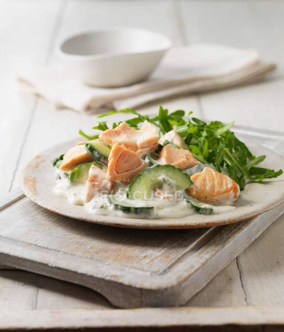Перець лосось з салатом — стокове фото