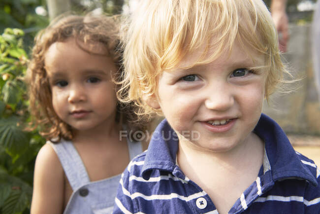 Two young boys playing in garden — Stock Photo