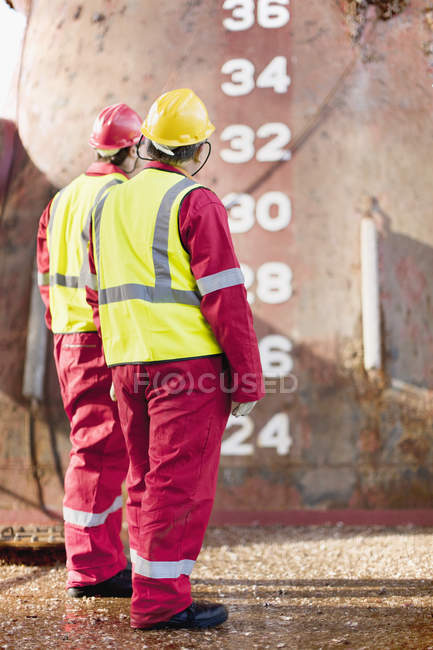 Рабочие, стоящие на нефтяной платформе — стоковое фото