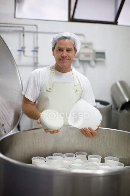 Producteur de chèvre faisant du fromage — Photo de stock