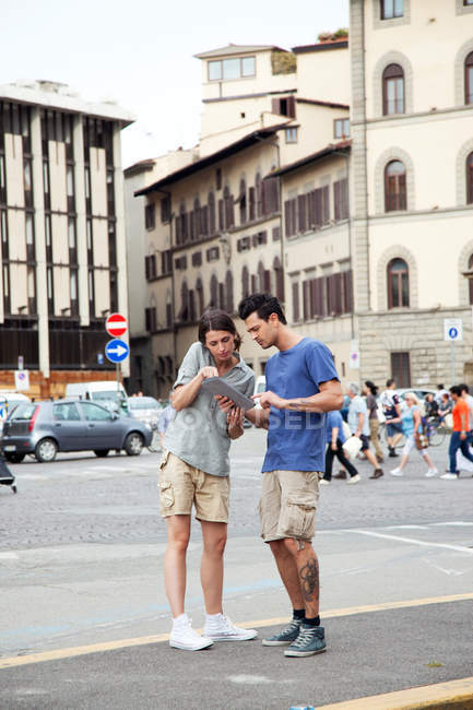 Молодая пара на городском отдыхе, Флоренция, Тоскана, Италия — стоковое фото