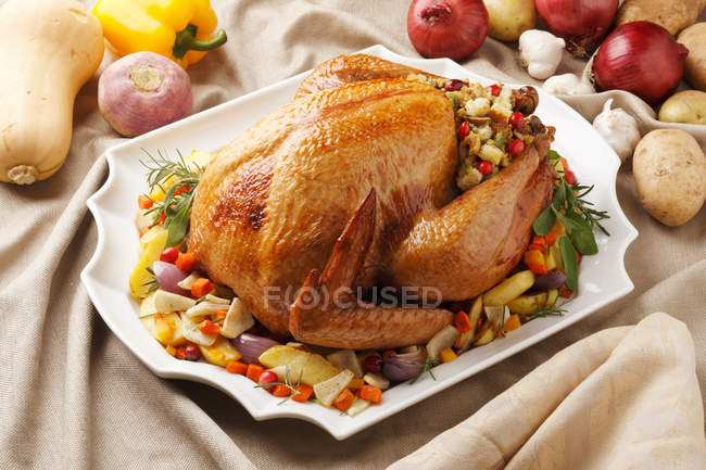 Roast chicken and vegetables in tray — Stock Photo