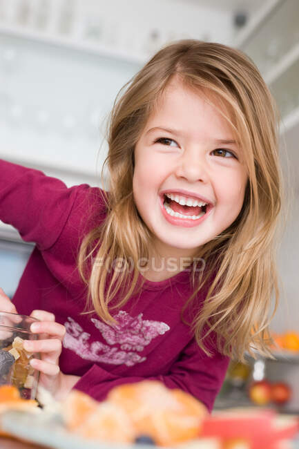 Портрет дівчини, що сміється на кухні — стокове фото