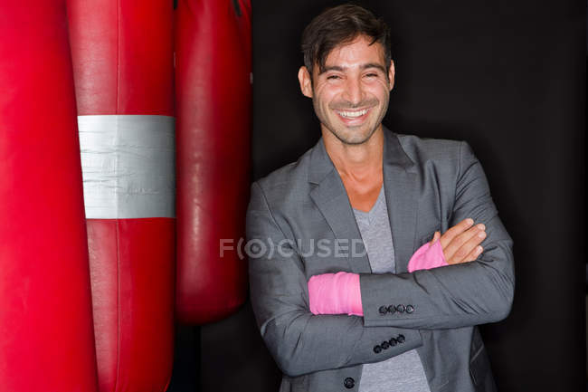 Улыбающийся боксер, стоящий в спортзале — стоковое фото