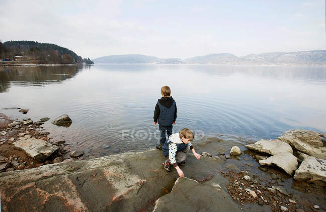 2 chicos en el lago - foto de stock