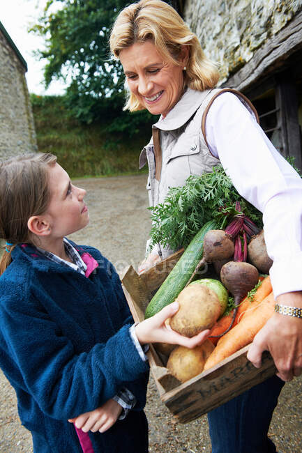 Avó e menina com legumes — Fotografia de Stock