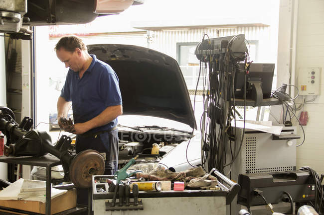 Mécanicien réparation de voiture en atelier — Photo de stock