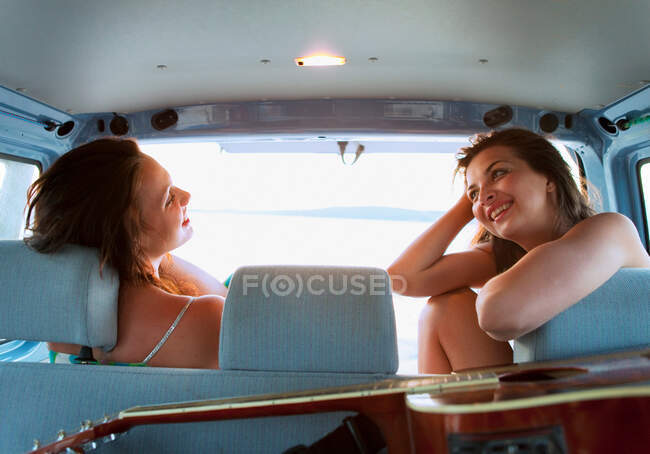 Women camping in back of car — Stock Photo