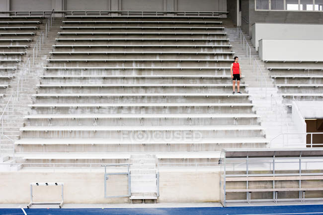Homem em pé nos degraus do estádio — Fotografia de Stock