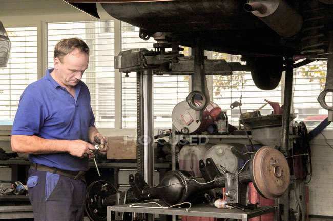 Mécanicien réparation de voiture en atelier — Photo de stock