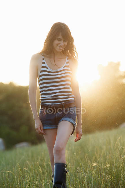 Sorrindo mulher andando ao ar livre — Fotografia de Stock