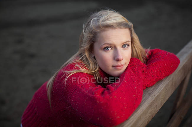 Adolescente appuyée sur une clôture en bois — Photo de stock