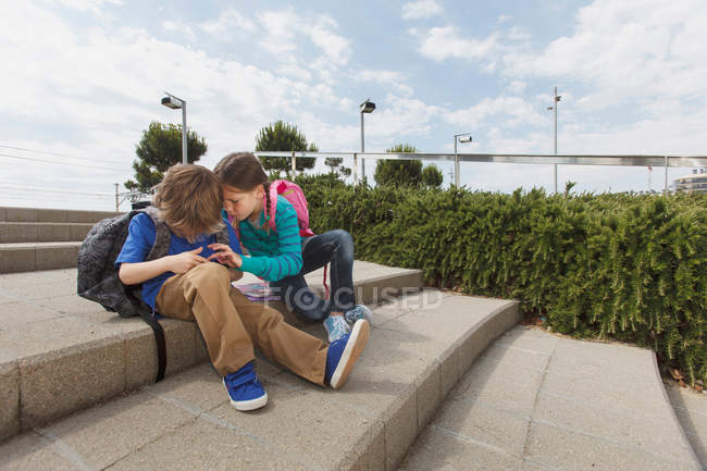 Kinder sprechen auf Stufen im Freien — Stockfoto