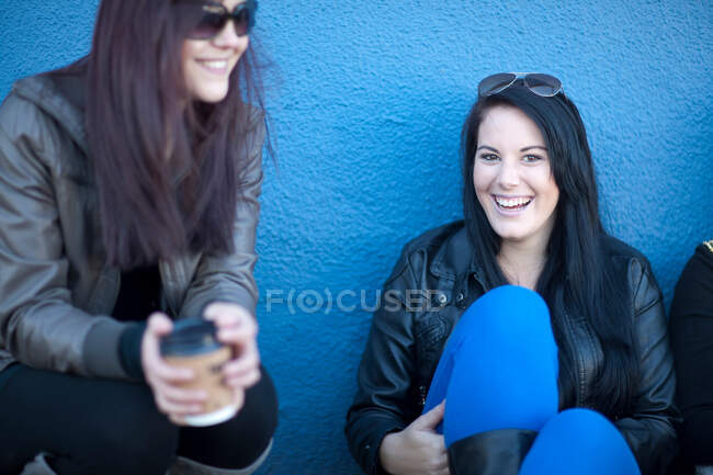 Gruppe junger Frauen mit Kaffee zum Mitnehmen — Stockfoto